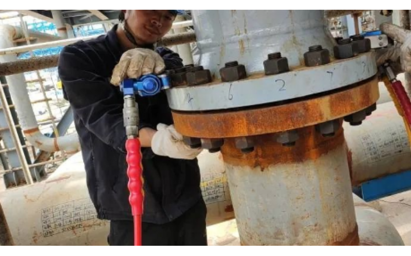 冶金余热回收设备螺栓安装预紧选用KWZK米兰(中国)液压力矩扳手